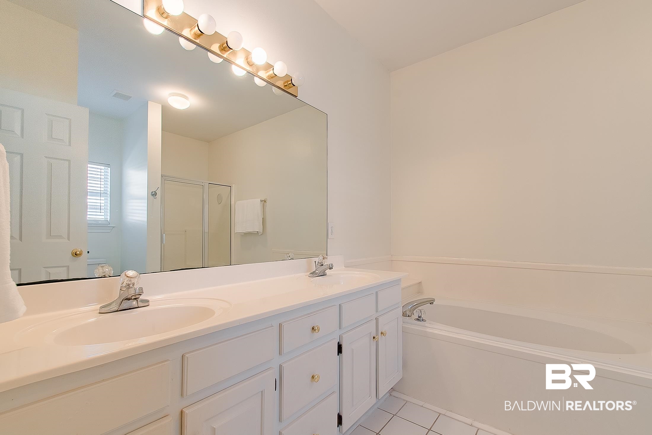 167 Hawthorne Circle Fairhope, AL 36532 - Photo 19 of 32 Primary Bath