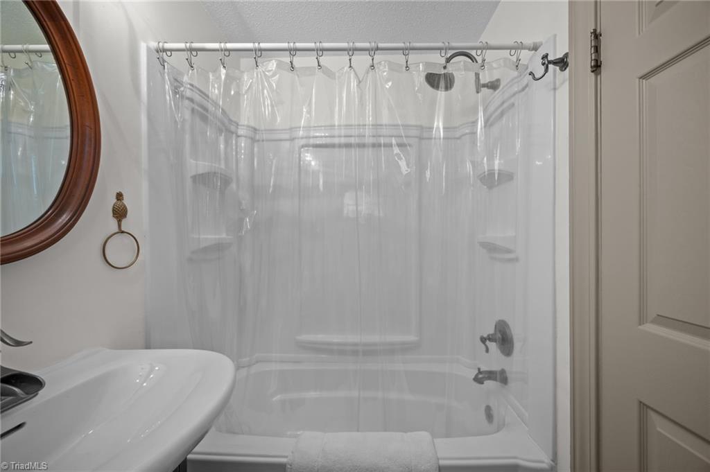 502 West Hunter Street Madison, NC 27025 - Photo 22 of 41 Full Bath in Hall