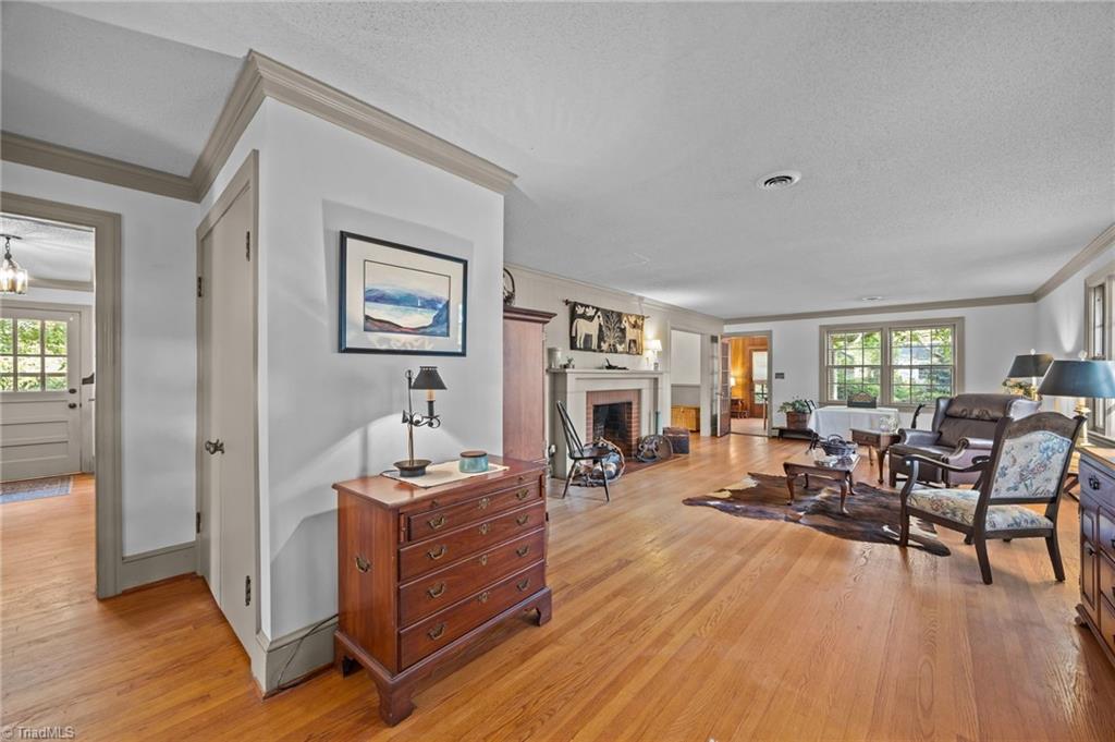 502 West Hunter Street Madison, NC 27025 - Photo 7 of 41 Entry & Living Room