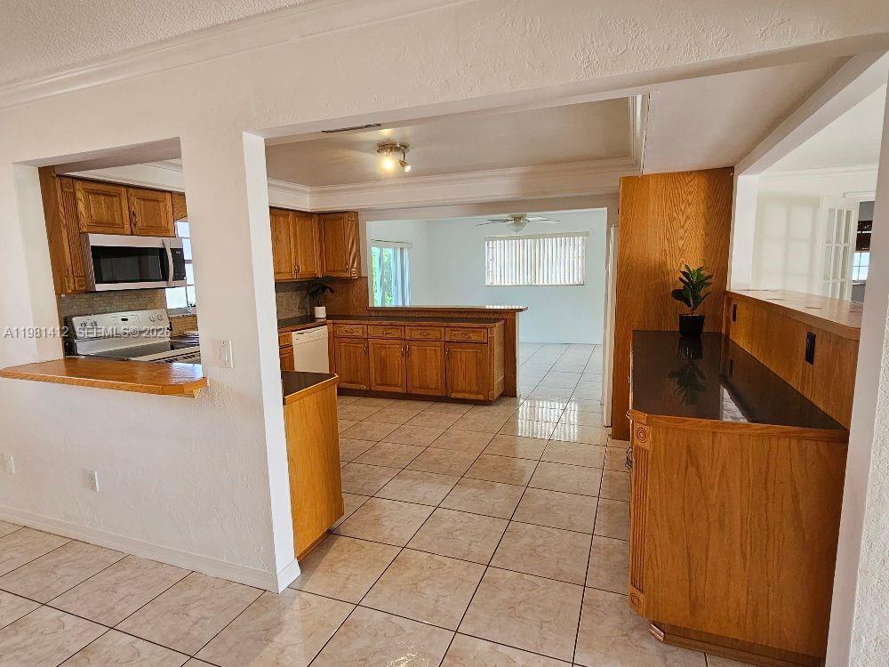 2885 Cambridge Road Lake Worth, FL 33462 - Photo 4 of 14