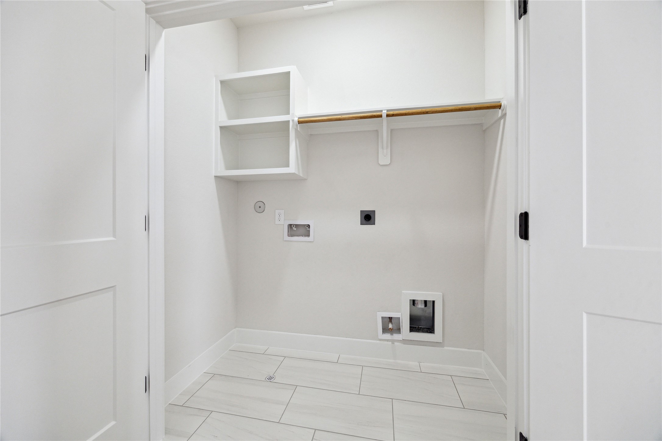 3911 Tulane Street, Unit B Houston, TX 77018 - Photo 24 of 37 Efficiently designed utility closet with ample storage and convenient washer/dryer hookups.