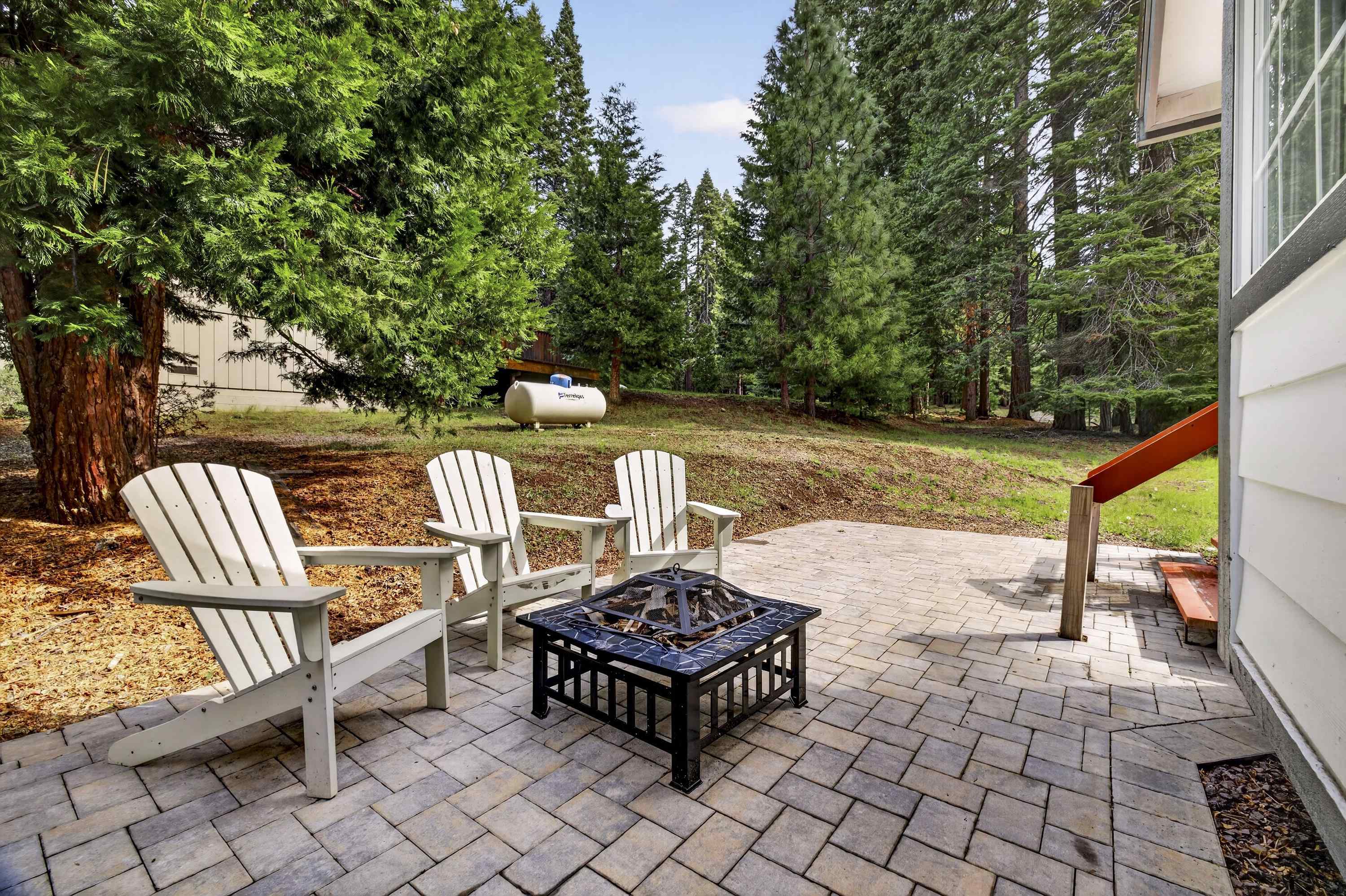 811 Golf Club Road Lake Almanor, CA 96137 - Photo 34 of 42 a view of a chairs and table in backyard