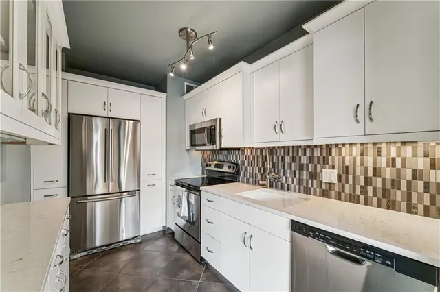 $165,000 | 333 West Meyer Boulevard, Unit 504, Kansas City, MO 64113