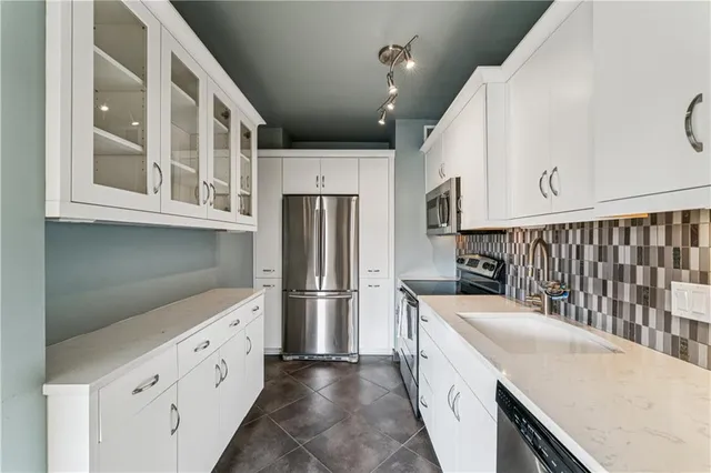 $165,000 | 333 West Meyer Boulevard, Unit 504, Kansas City, MO 64113