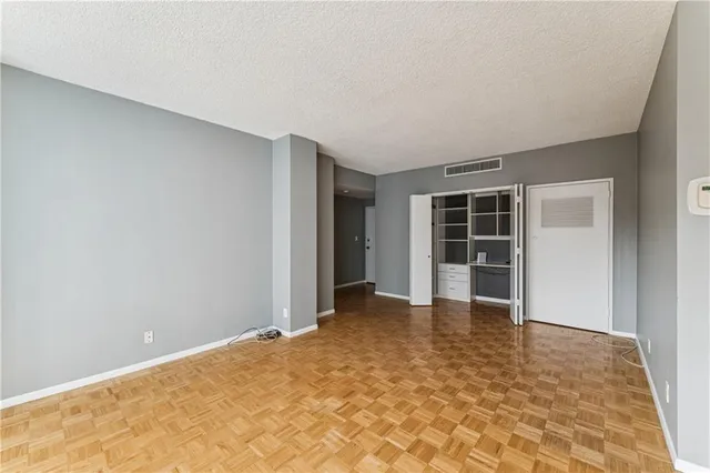 $165,000 | 333 West Meyer Boulevard, Unit 504, Kansas City, MO 64113