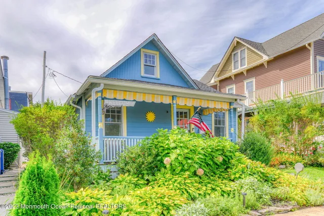 a view of a house with a small yard and plants