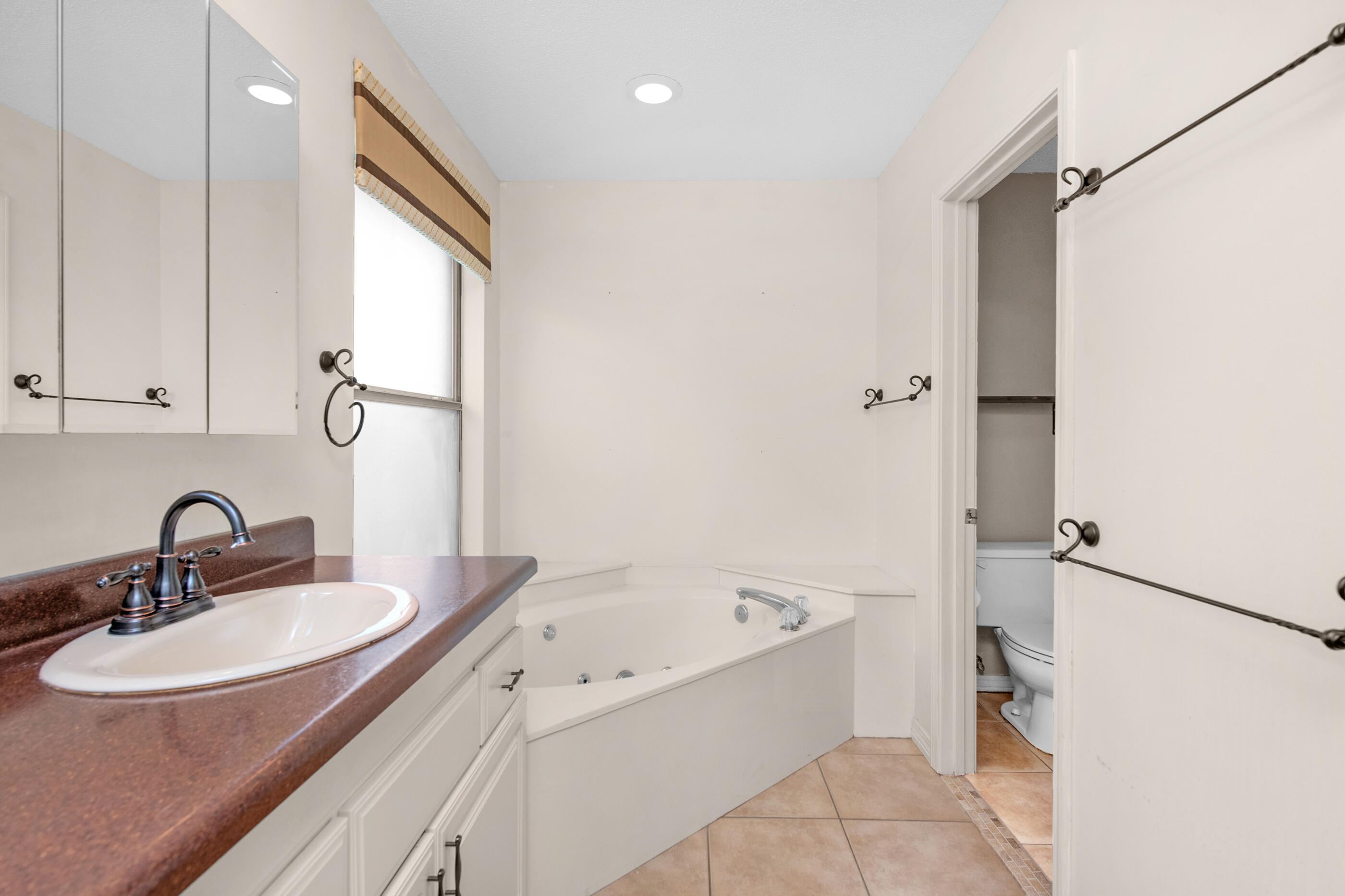 924 Shalimar Point Drive Shalimar, FL 32579 - Photo 19 of 40 a bathroom with a tub sink and mirror