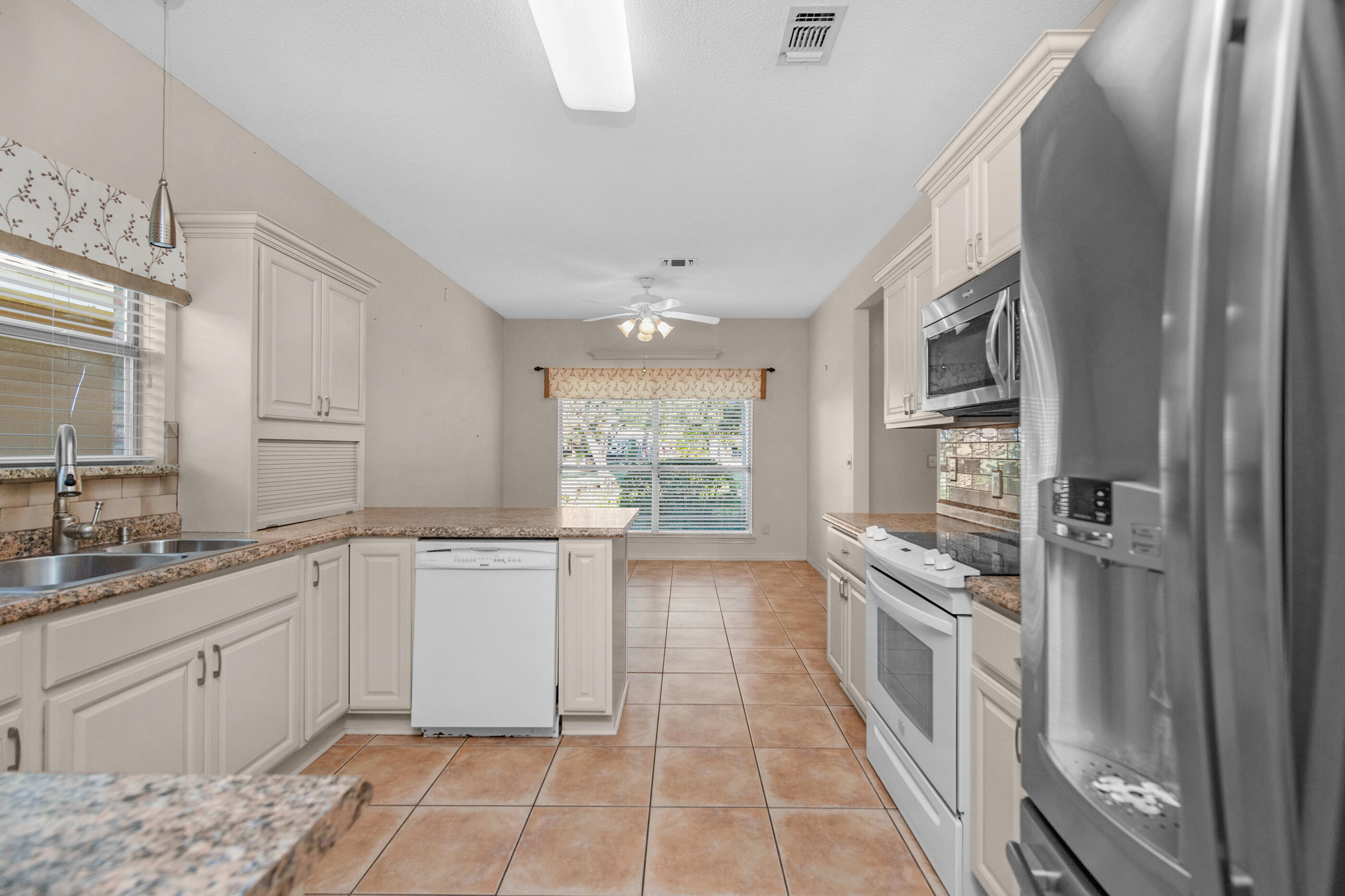 924 Shalimar Point Drive Shalimar, FL 32579 - Photo 7 of 40 a large kitchen with a stove a sink dishwasher and a refrigerator