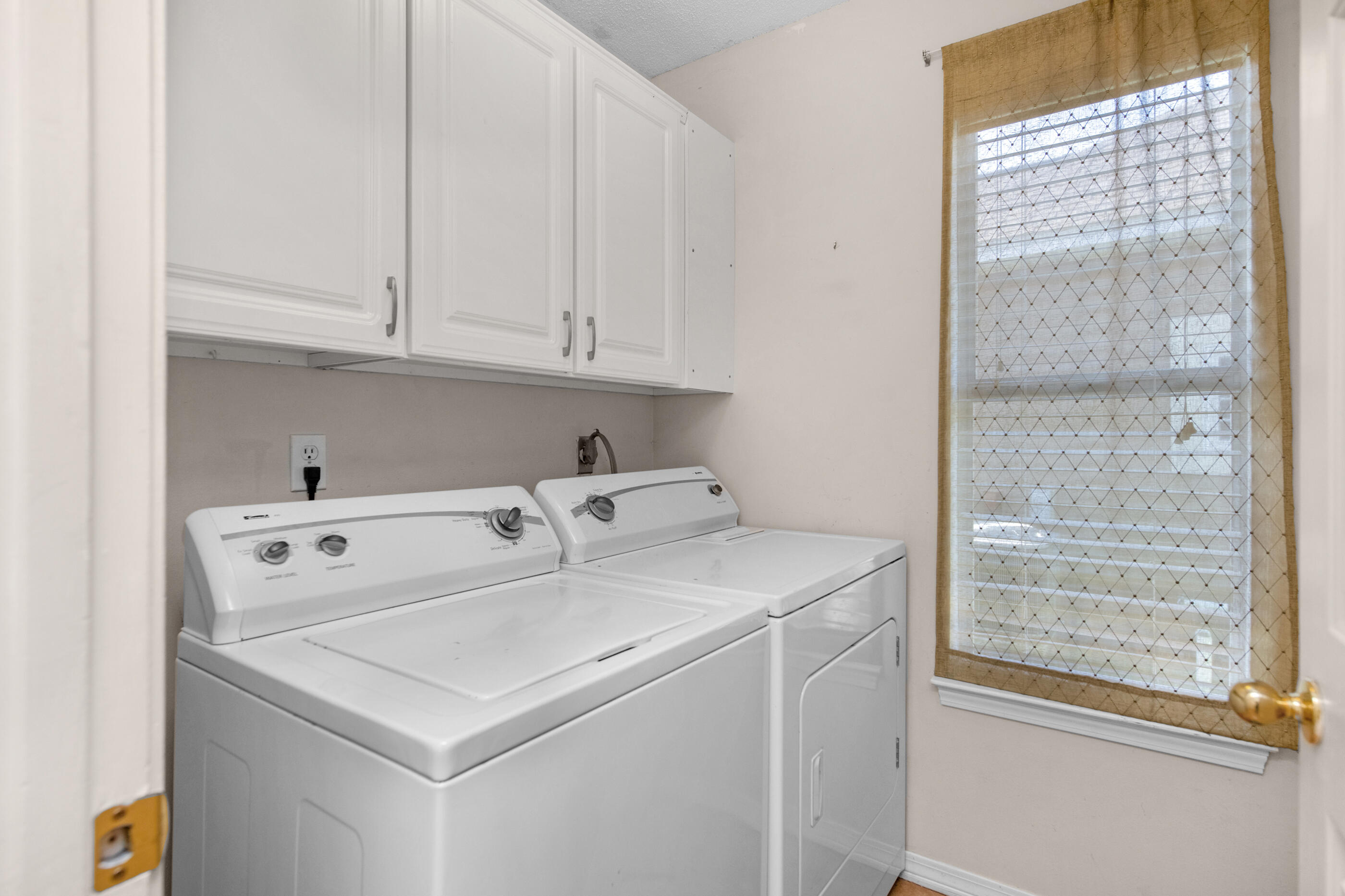 924 Shalimar Point Drive Shalimar, FL 32579 - Photo 9 of 40 a utility room with dryer and washer