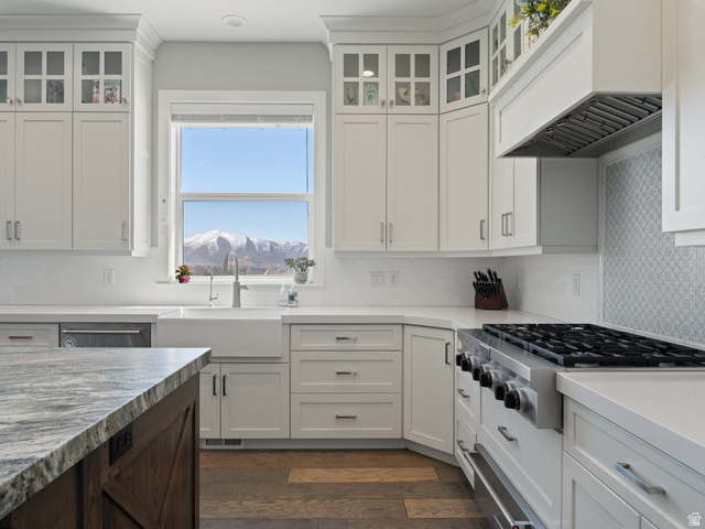 641 West 500 South Midway, UT 84049 - Photo 16 of 52 Spacious kitchen featuring white shaker cabinetry, an apron-front sink, a professional-grade range, quartz countertops, and wood-finish flooring