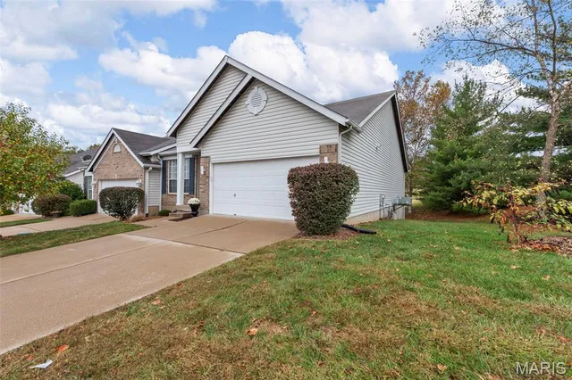 $289,000 | 101 Robbins Way Drive, Florissant, MO 63034
