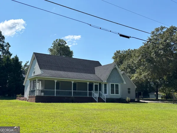 a view of a house with backyard and porch
