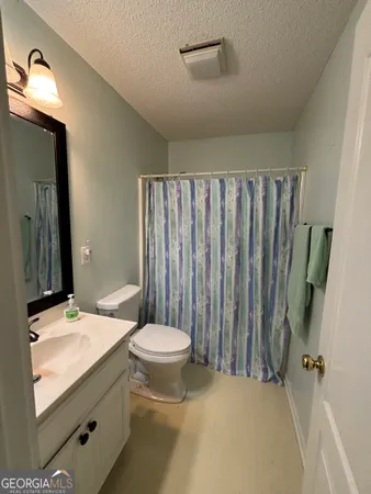 a view of a house with yard and garage