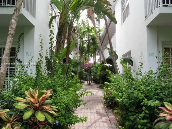 $1,900 | 911 Meridian Avenue, Unit 206, Miami Beach, FL 33139