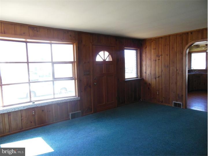 711 Kossuth Street Riverside, NJ 08075 - Photo 13 of 13 Living Room