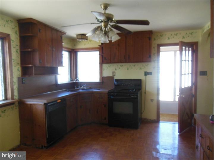 711 Kossuth Street Riverside, NJ 08075 - Photo 9 of 13 Kitchen