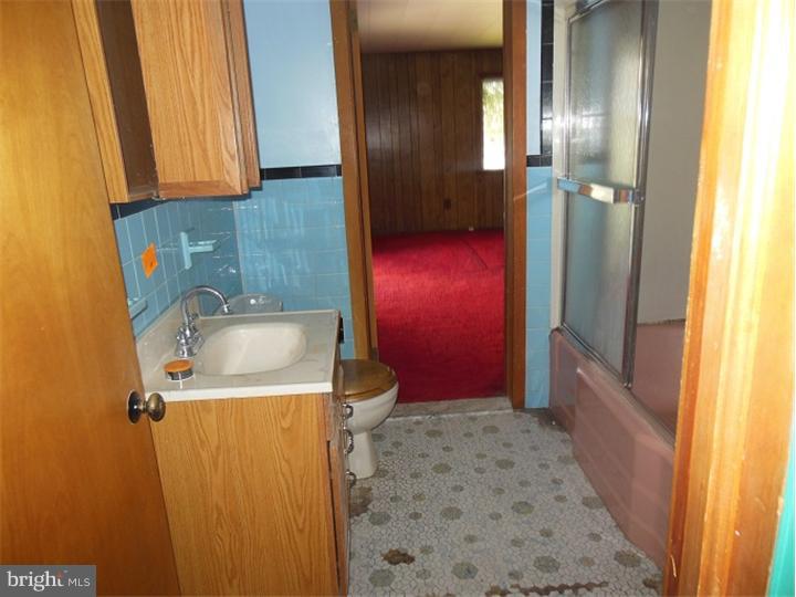 711 Kossuth Street Riverside, NJ 08075 - Photo 10 of 13 Bathroom
