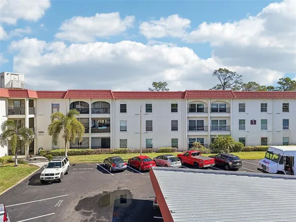 $180,000 | 2700 Bayshore Boulevard, Unit 1305, Dunedin, FL 34698