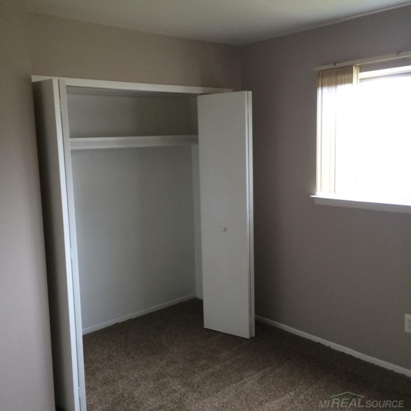 22004 Rausch Avenue Eastpointe, MI 48021 - Photo 12 of 18 31236927-17.JPG