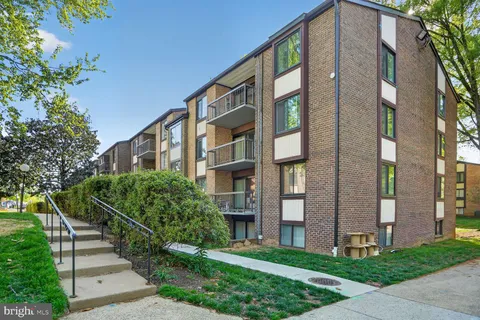 $269,900 | 9708 Kingsbridge Drive, Unit 304, Fairfax, VA 22031