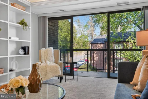 $269,900 | 9708 Kingsbridge Drive, Unit 304, Fairfax, VA 22031