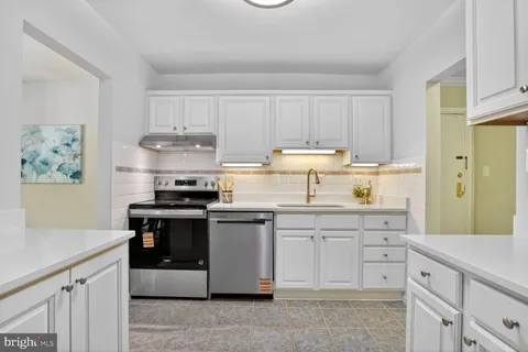 $269,900 | 9708 Kingsbridge Drive, Unit 304, Fairfax, VA 22031