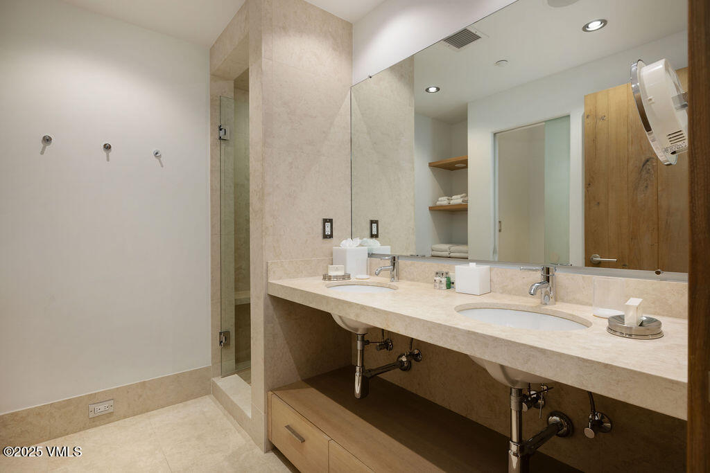 1 Willow Bridge Road, Unit 26 Vail, CO 81657 - Photo 11 of 26 2504_one_willow_bridge_26_interior_bath0