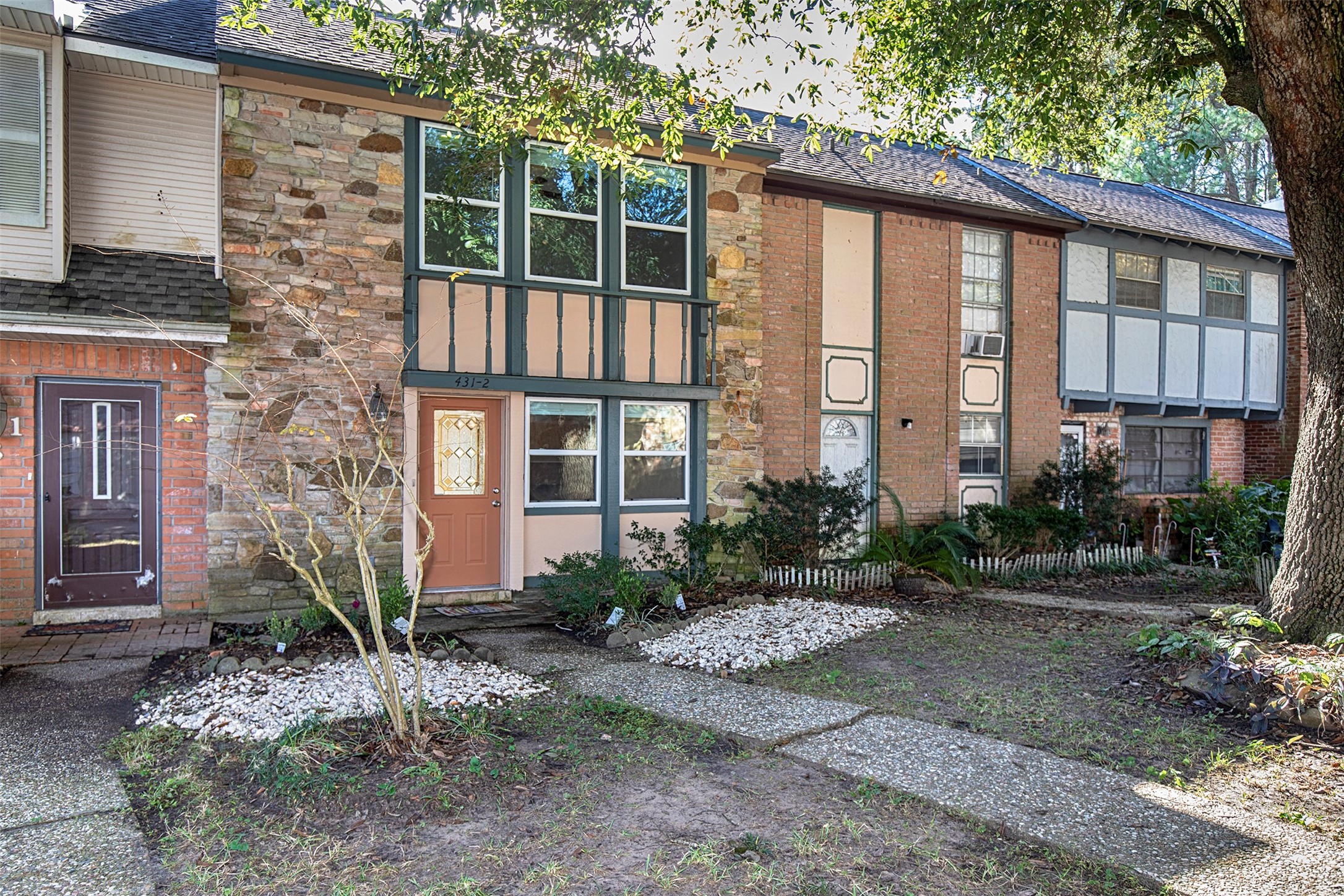 431 Sunset Drive, Unit 2 Dickinson, TX 77539 - Photo 3 of 25 a front view of a house with garden