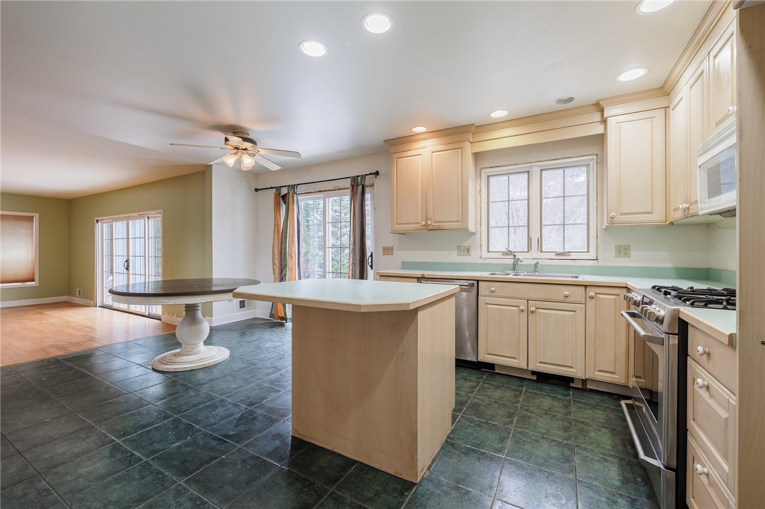 429 Bartell Lane Webster, NY 14580 - Photo 8 of 28