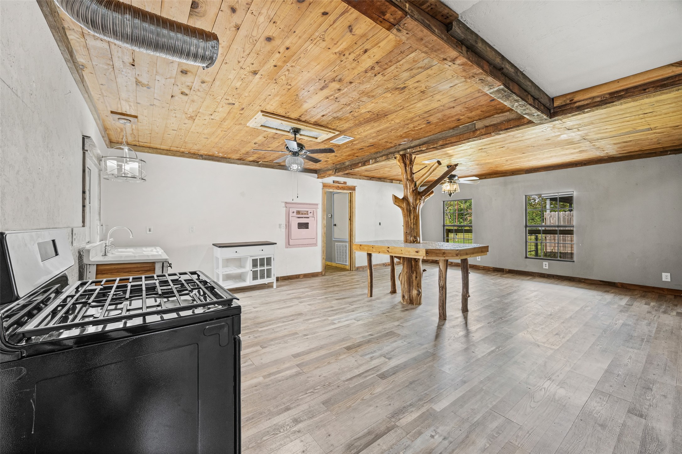 577 County Road 138 Jasper, TX 75951 - Photo 20 of 45 a living room with chairs and a table