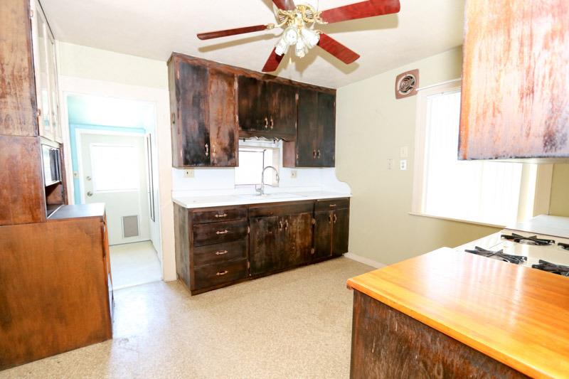 914 E Street Reedley, CA 93654 - Photo 8 of 35
