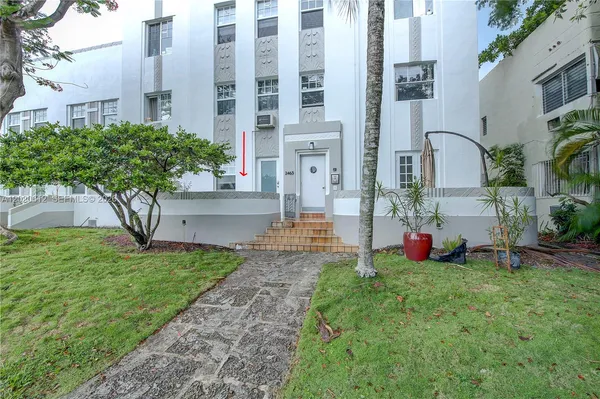 a view of front of building with yard