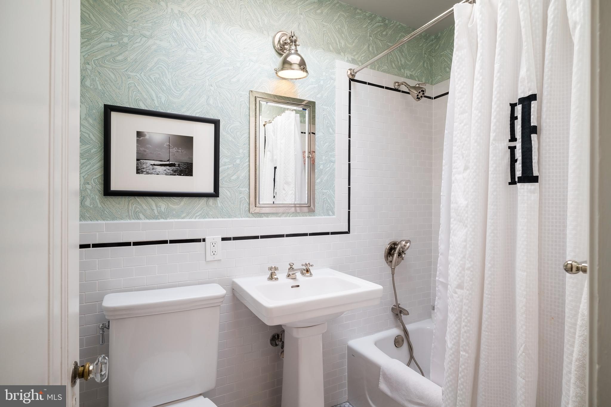 3812 Garfield Street Northwest Washington, DC 20007 - Photo 23 of 43 Second full bath on upper level
