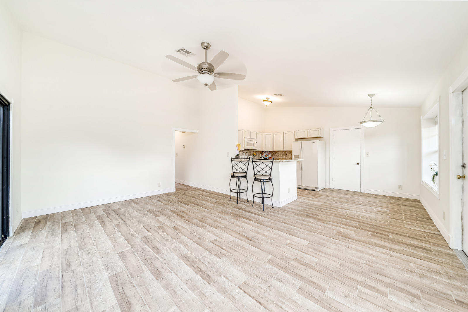 11130 Model Circle East Boca Raton, FL 33428 - Photo 10 of 75 vaulted ceilings