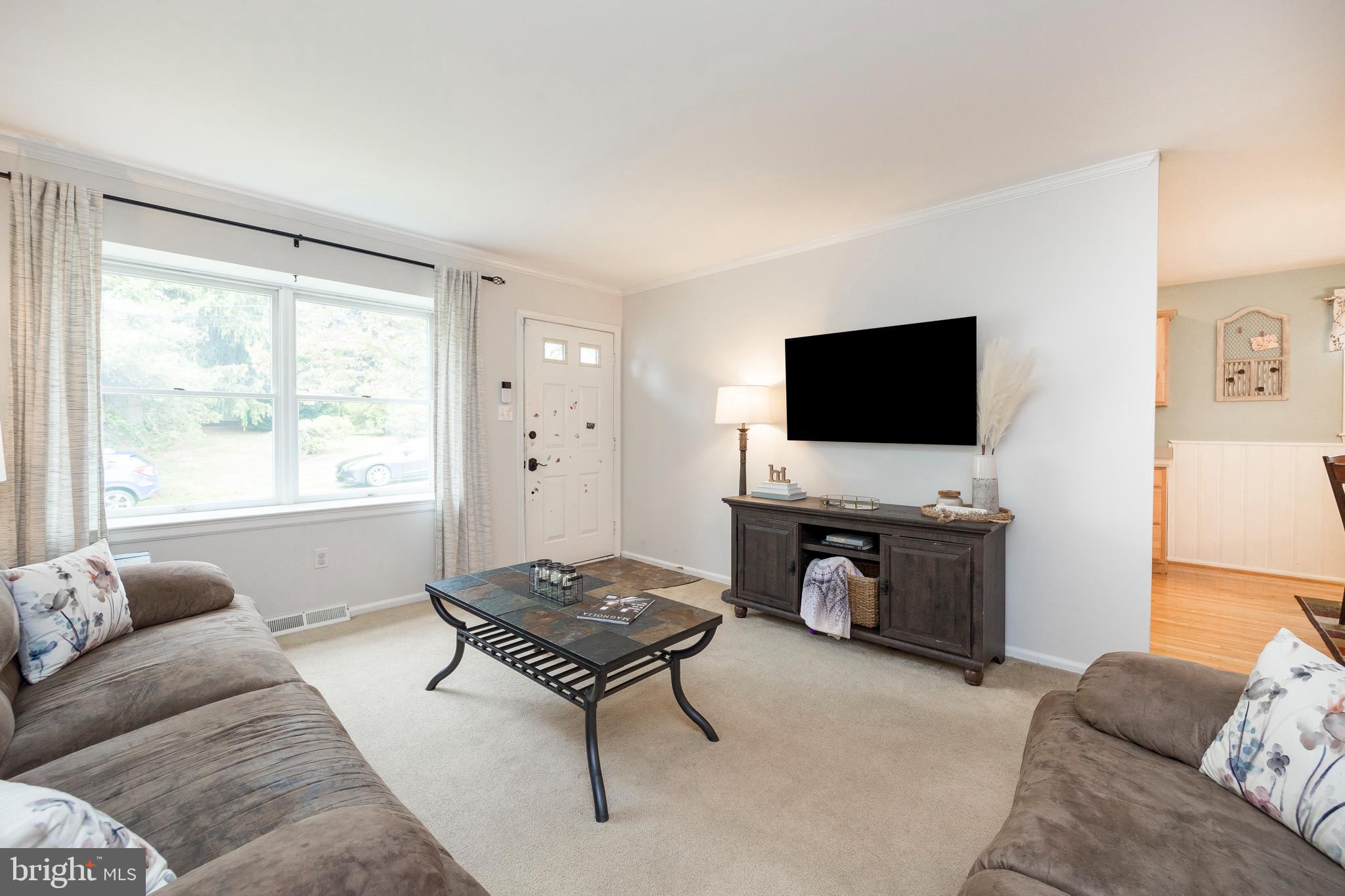 102 Cedar Road Wallingford, PA 19086 - Photo 5 of 34 Living Room