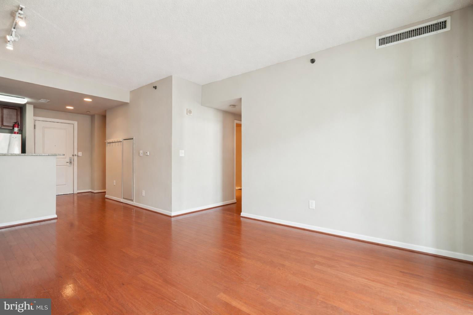 11700 Old Georgetown Road, Unit 1009 Rockville, MD 20852 - Photo 8 of 70 Living/Dining