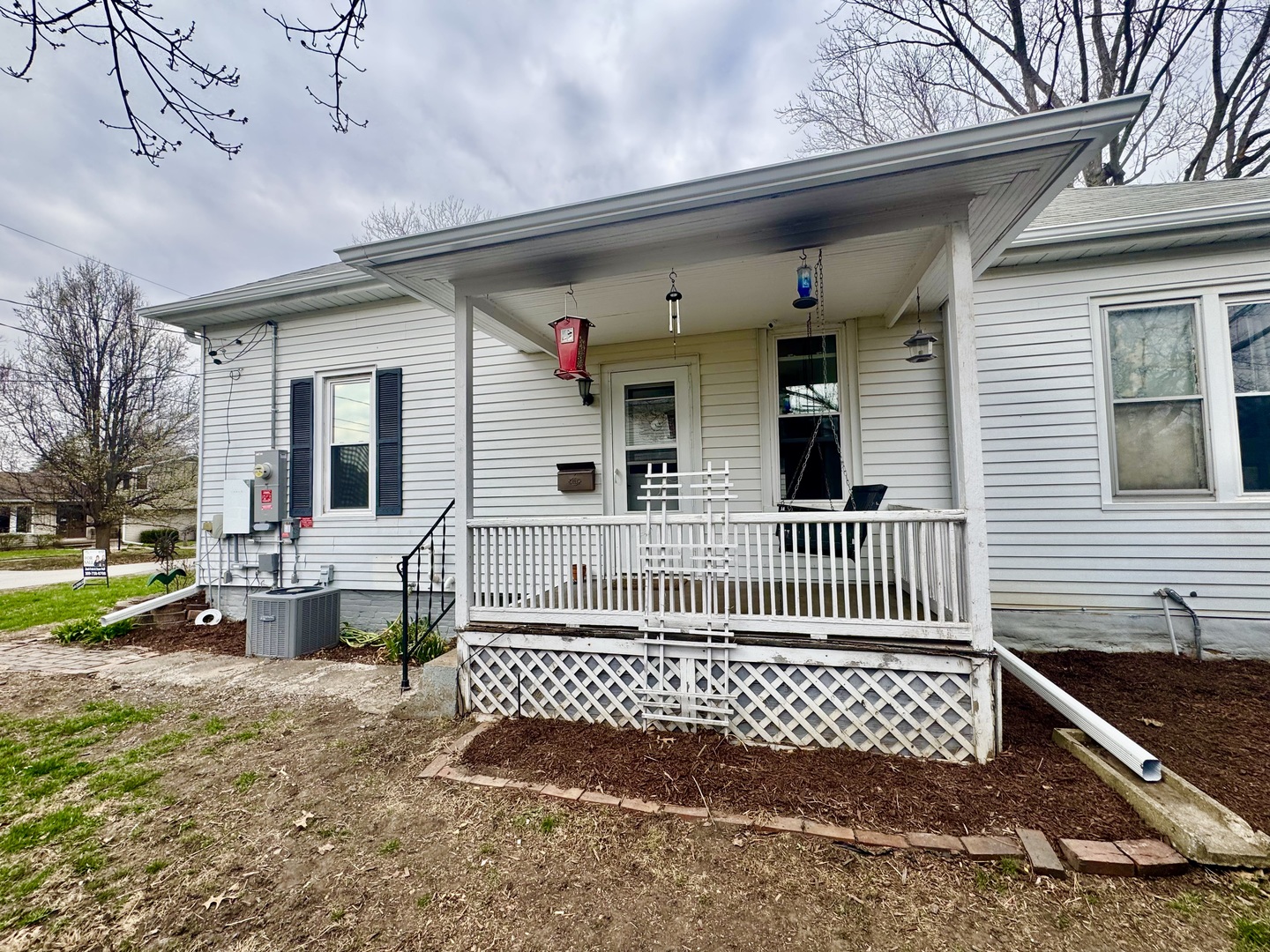616 Northwest 2nd Avenue Aledo, IL 61231 - Photo 25 of 26 a front view of a house with a garden