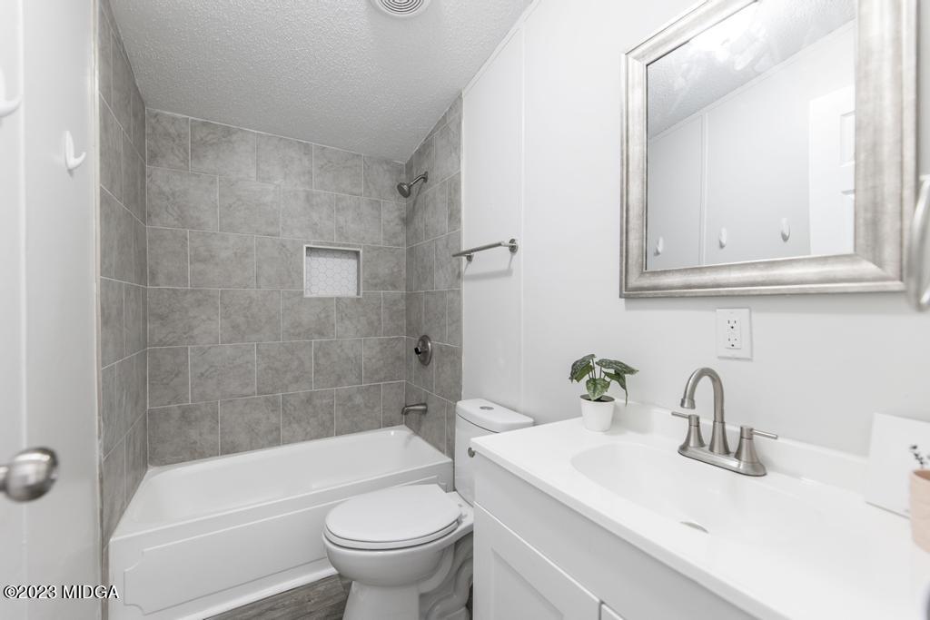 208 Colonial Drive Byron, GA 31008 - Photo 19 of 38 a bathroom with a sink toilet and shower