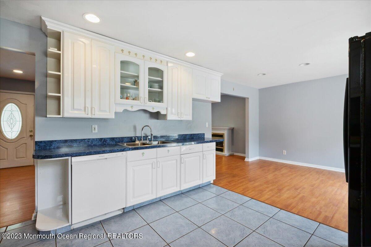 10 Holiday Road Manalapan, NJ 07726 - Photo 9 of 36 09-10 Holiday Rd, Manalapan, NJ-9