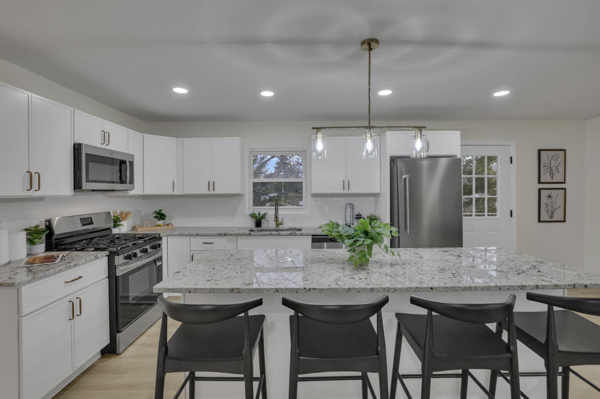 Beautiful new Country kitchen with grand island - perfect for gatherings!