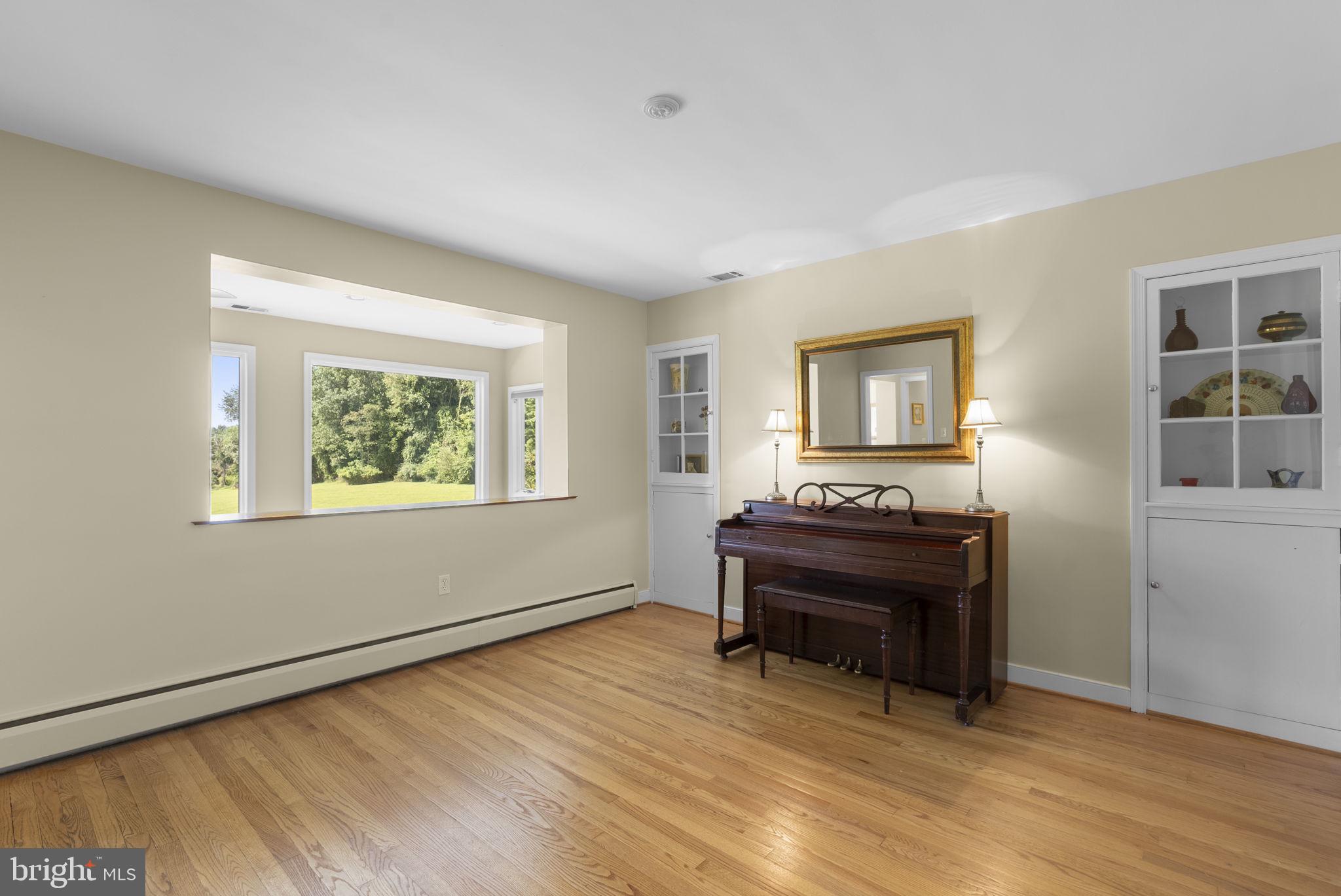 14697 Roxbury Road Glenelg, MD 21737 - Photo 3 of 45 Living Room