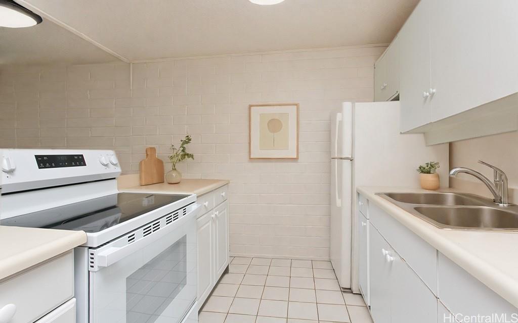45-535 Luluku Road, Unit G2 Kaneohe, HI 96744 - Photo 2 of 12 a kitchen that has a sink and a stove