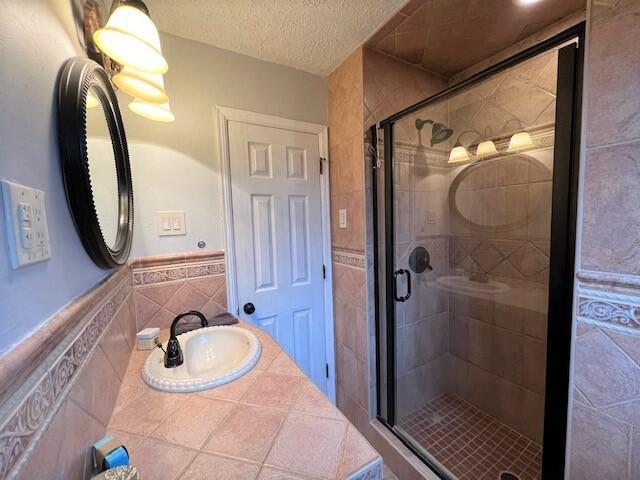 5739 Ridgewood Place Pulaski, VA 24301 - Photo 17 of 25 HALL BATH 2 (3)