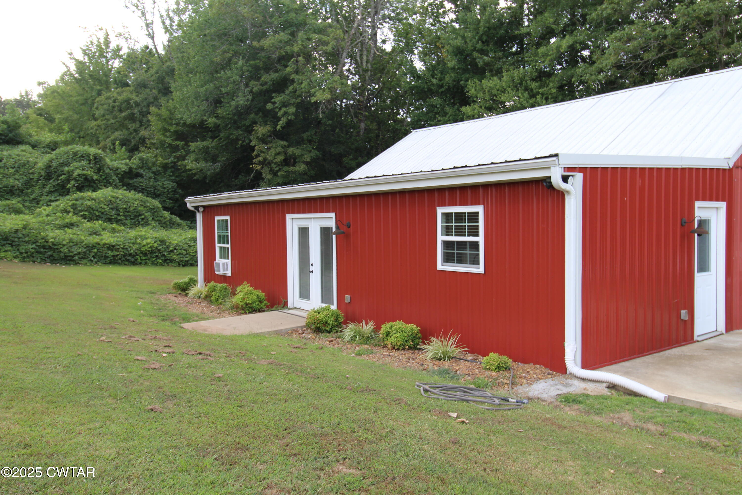 3125 Old Huntingdon Road Lexington, TN 38351 - Photo 3 of 17 a backyard of a house with lots of green space