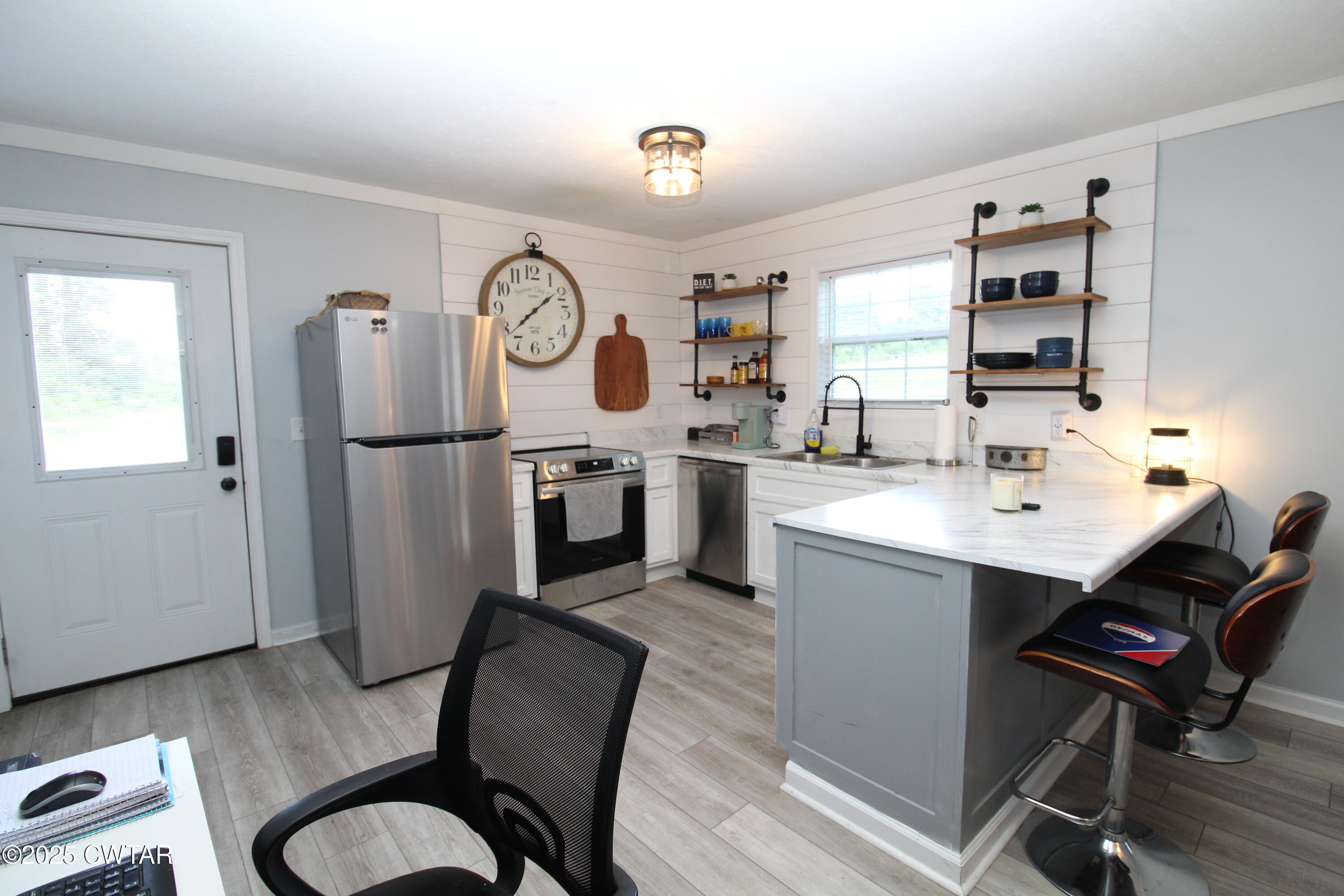 3125 Old Huntingdon Road Lexington, TN 38351 - Photo 7 of 17 a room with furniture a flat screen tv and a refrigerator