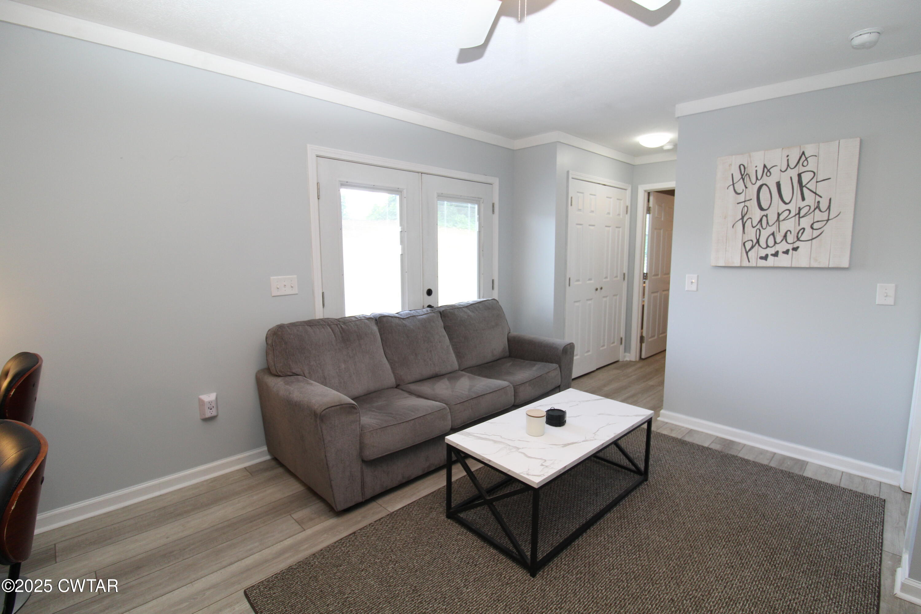 3125 Old Huntingdon Road Lexington, TN 38351 - Photo 8 of 17 a living room with furniture and a window