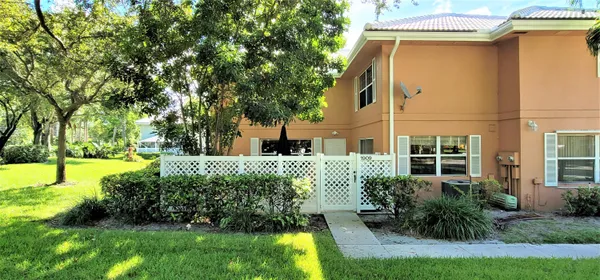 $2,400 | 1909 Hartford Court, West Palm Beach, FL 33409