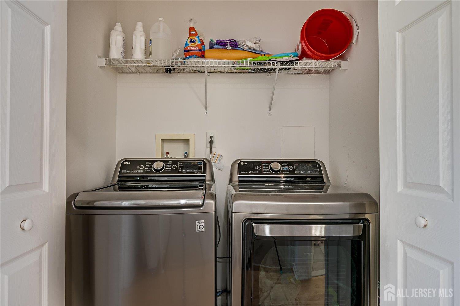 39 Rojewski Way Sayreville, NJ 08859 - Photo 32 of 40 a stove top oven sitting inside of a kitchen