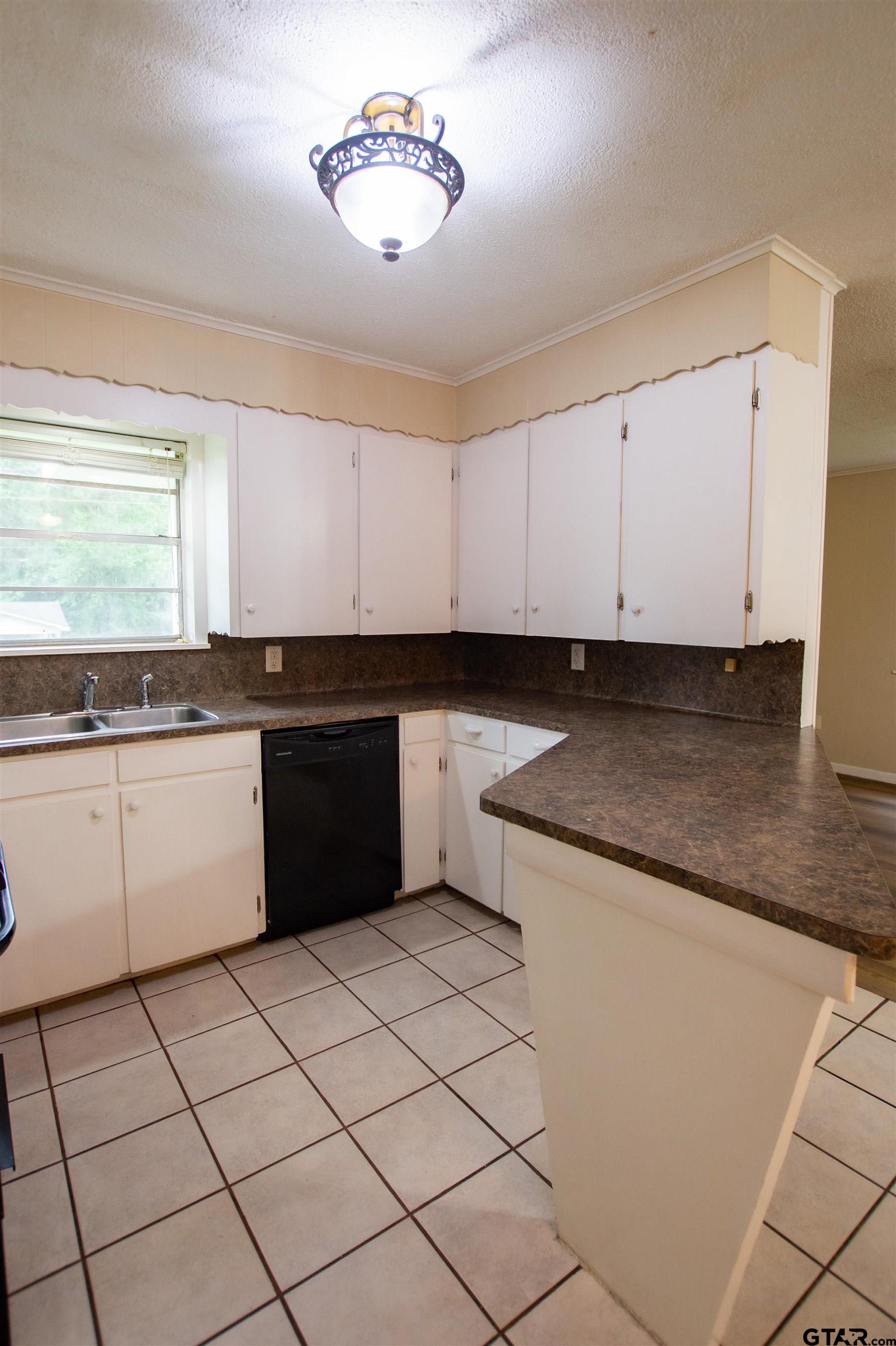 209 Miles Street Longview, TX 75605 - Photo 13 of 34