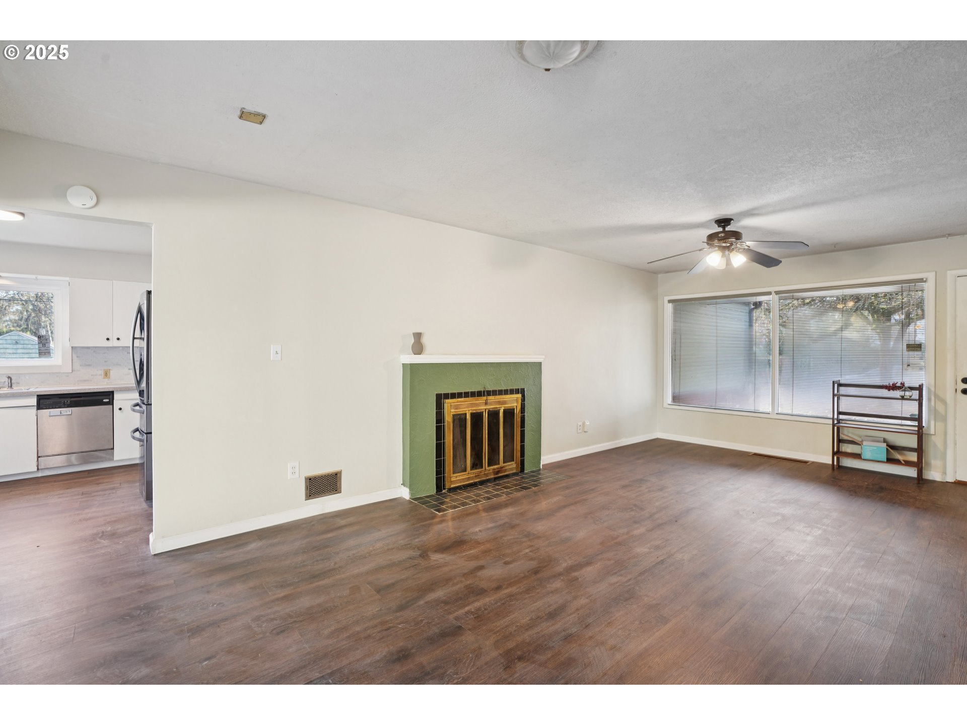 1315 North Russet Street Portland, OR 97217 - Photo 6 of 23 a view of an empty room with a window